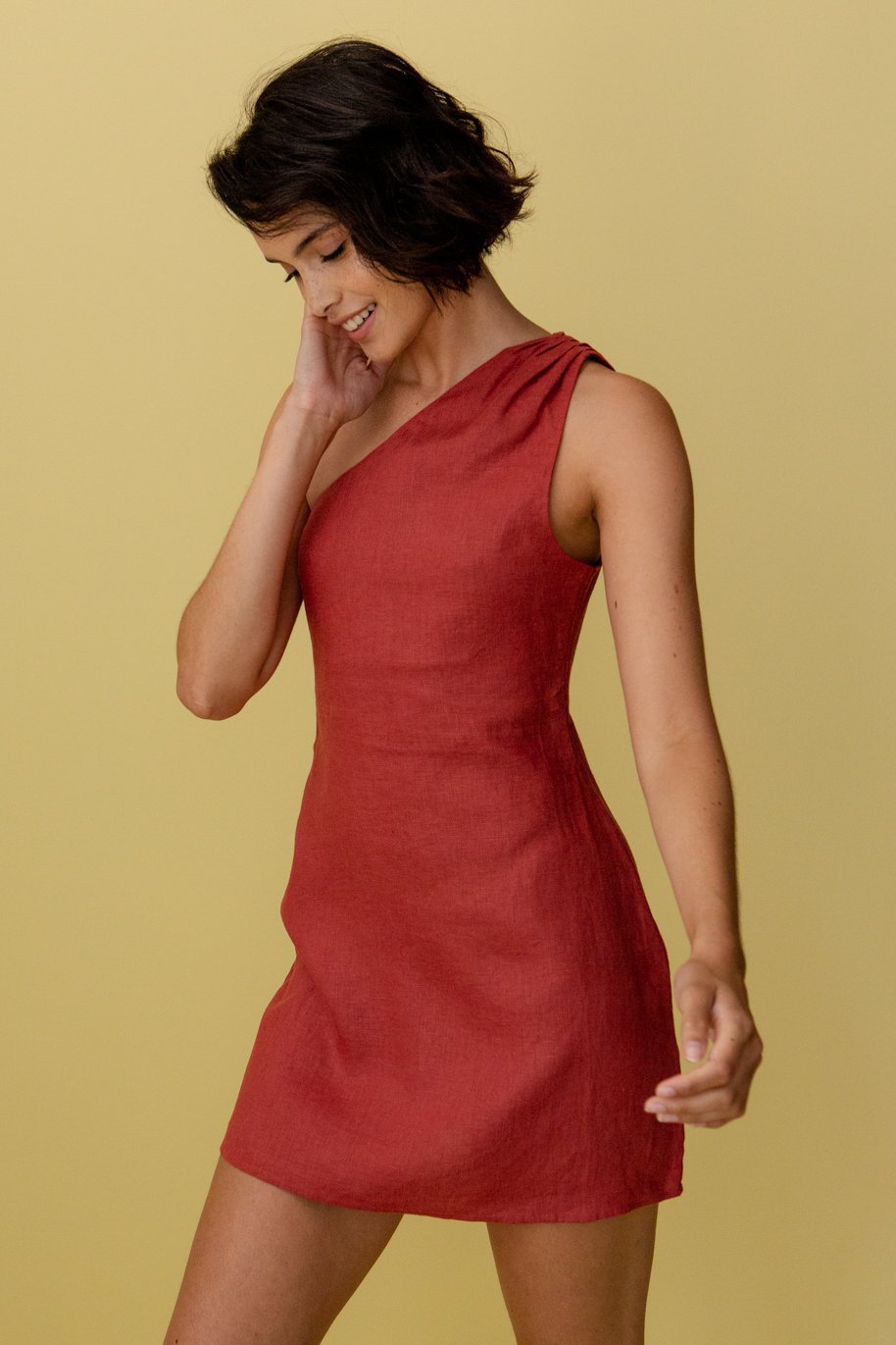 Női Ruha - Egyvállas Design - Elegáns Modell - Légi Anyagok - Minimalista Szabás