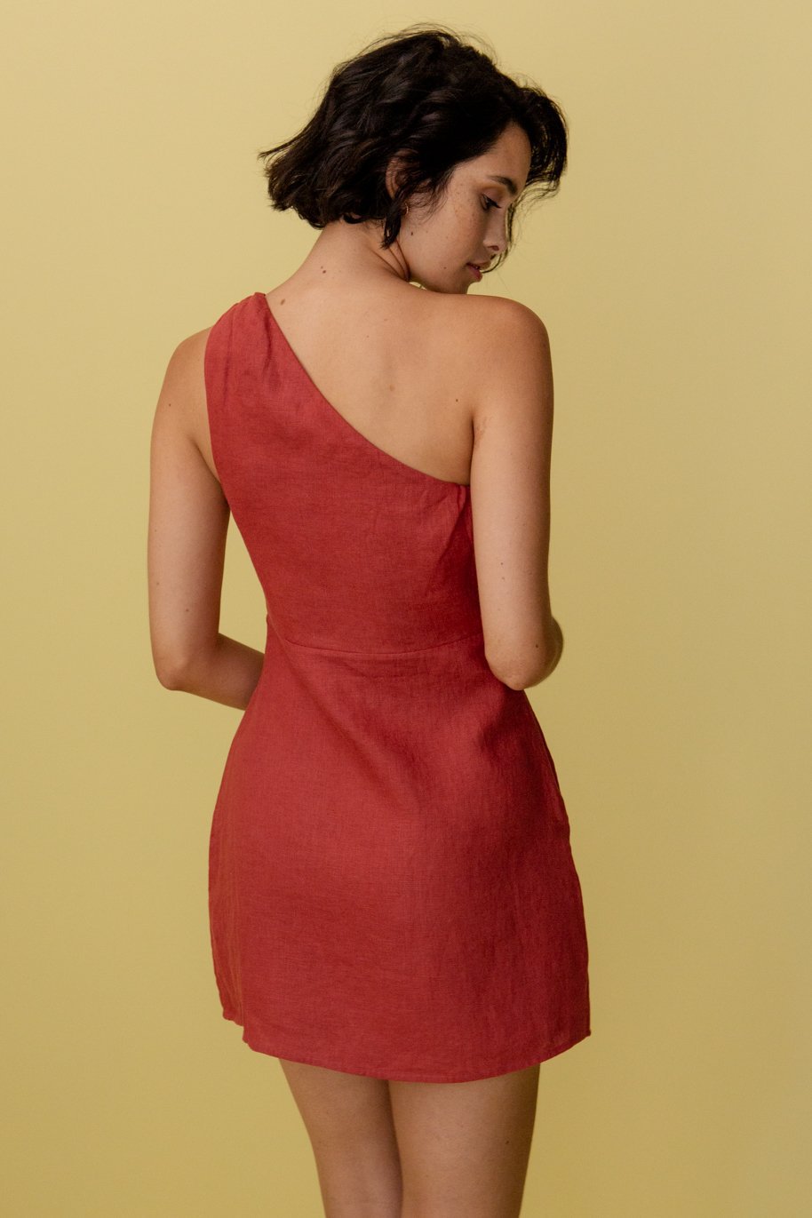 Női Ruha - Egyvállas Design - Elegáns Modell - Légi Anyagok - Minimalista Szabás